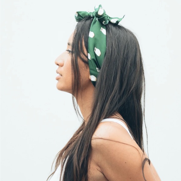 ⚡️Sold⚡️ 100% Silk Scarf / Navy / B Yellowtail USA designed - Picture 7 of 8